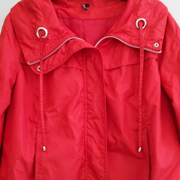 Cropped red raincoat - Picture 3 of 6